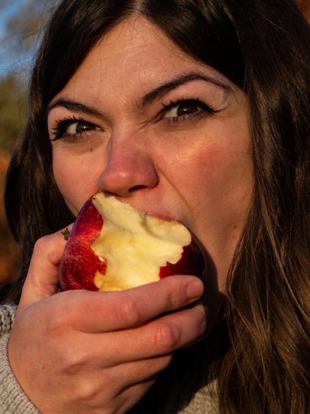 গুণে গুণে সত্যিই কি ৩২ বার খাবার চিবিয়ে খাওয়া উচিত? বিশেষজ্ঞের টিপস