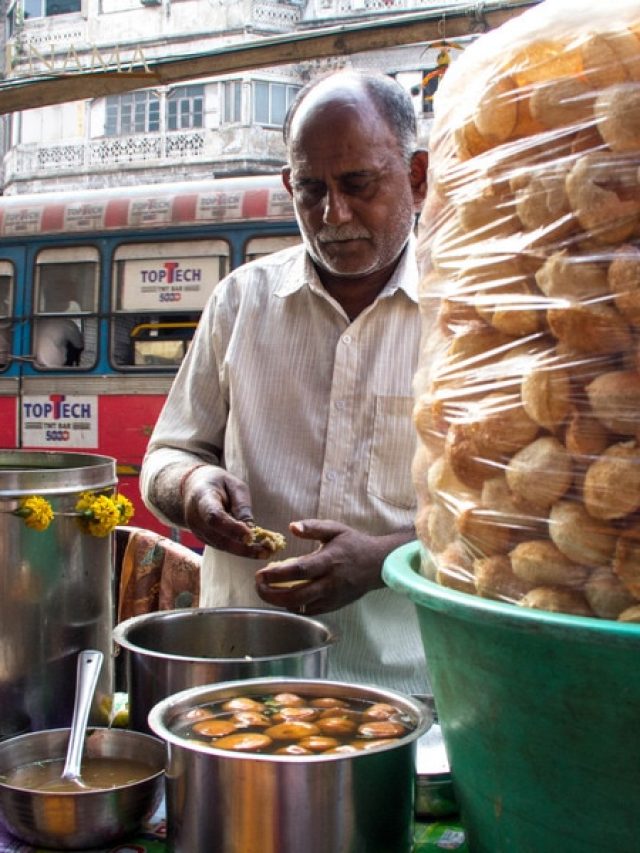 এলেবেলে গলিতে নয়, এইসব জায়গাতেই মেলে কলকাতার সেরা ফুচকা