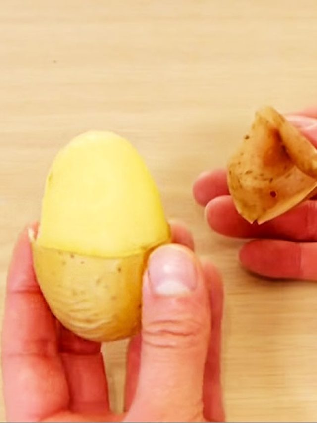 ২ মিনিটে আলুর খোসা ছাড়িয়ে ফেলবেন, জানুন সহজ ট্রিকস