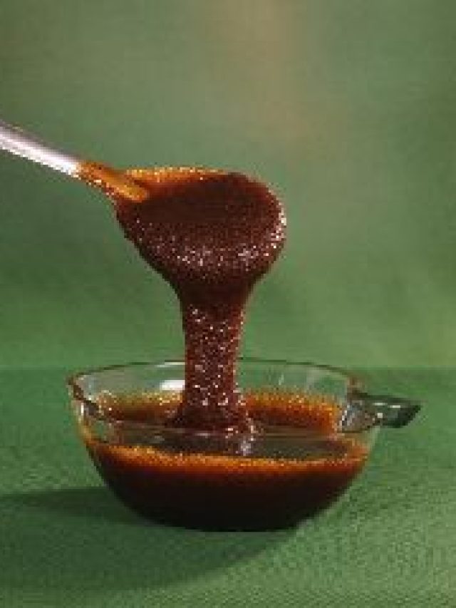 বৃষ্টিতে ভিজলেই ঠান্ডা লাগে? গুড়ের সঙ্গে খান এই জিনিস