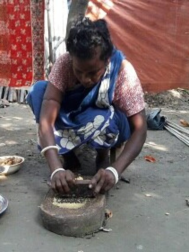 ভোঁতা হয়ে গেছে শিল পাটা? বাড়িতেই ধার করে নিন এই উপায়ে