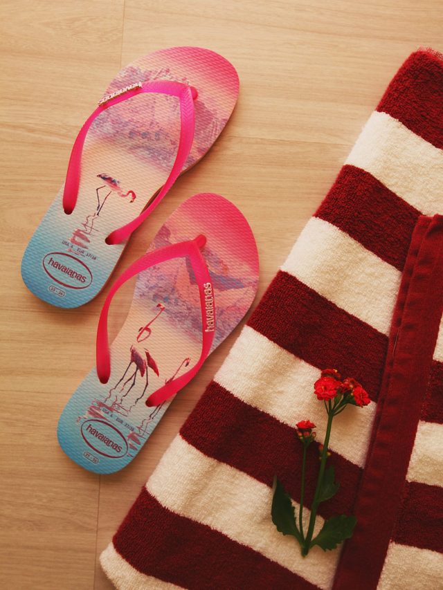 খালি পা vs চপ্পল: বাড়িতে কীভাবে হাঁটলে বাড়ে আয়ু, থাকা যায় নিরোগ?