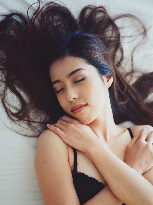 মেয়েদের ঘুমোনোর ভঙ্গির মধ্যে থাকে গোপন ইঙ্গিত, জেনে নিন