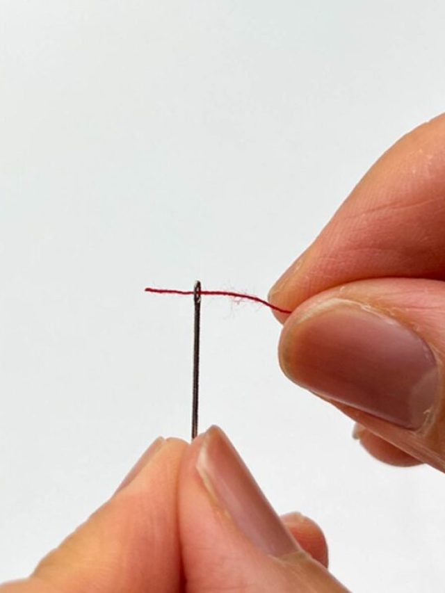 না দেখেই সূঁচে সুতো পরাতে পারবেন, এই ট্রিকটা শিখে নিন