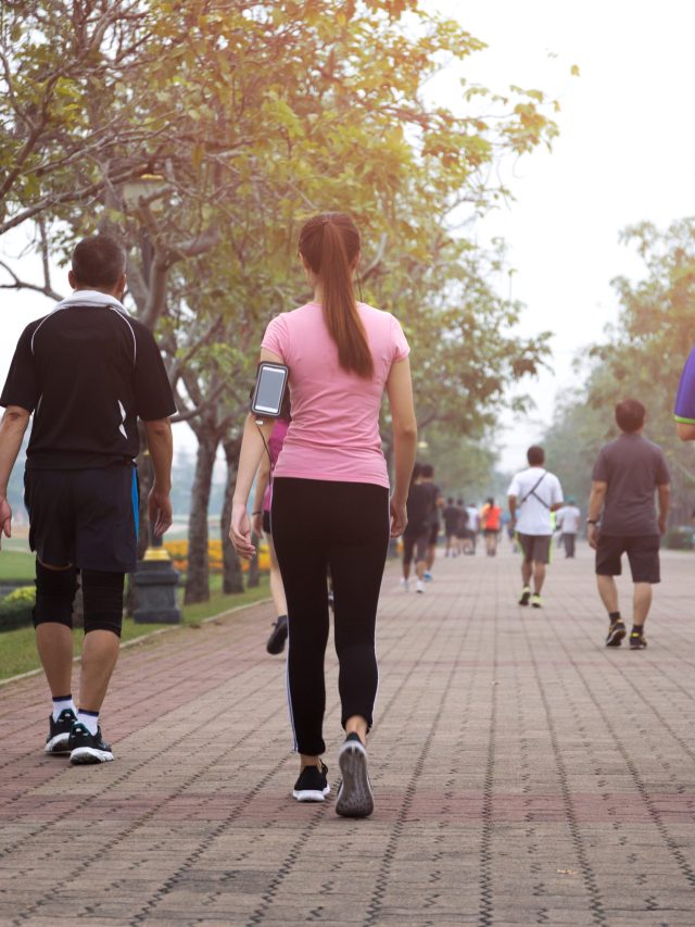 রোজ ২০ মিনিট উল্টো পথে হাঁটুন, সুগার-কোলেস্টেরল এমনিই চমকাবে