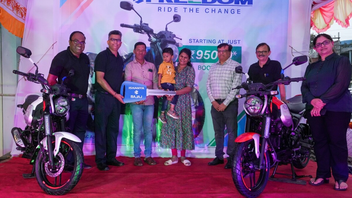 इनको मिली पहली CNG बाइक की चाबी! देश भर में Bajaj Freedom की बुकिंग शुरू