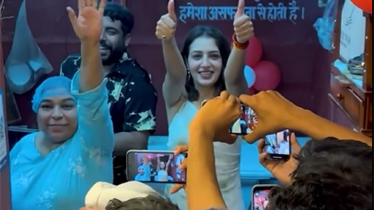 कभी सड़कों पर लगाया ठेला, अब 'वड़ा पाव गर्ल' ने खरीदी दुकान, खुशी से झूमीं