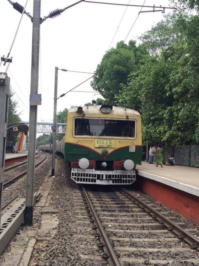 খেয়াল করুন লোকাল ট্রেনে আচমকা লাইট বন্ধ হয়ে যায়, কারণ জানেন?