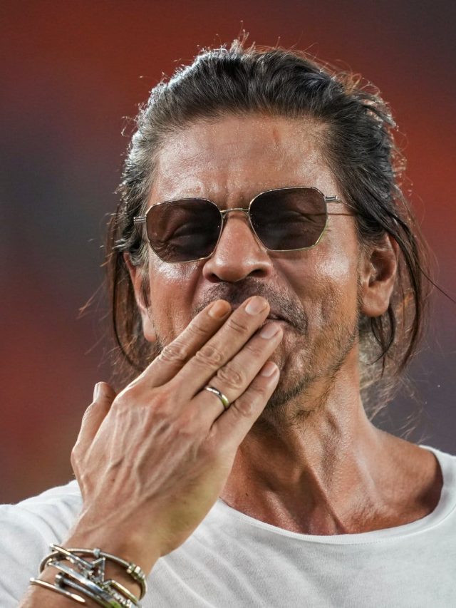 মেয়েরা প্রেমে হাবুডুবু খাবে আপনার, নারী হৃদয় জয়ের টিপস দিলেন SRK