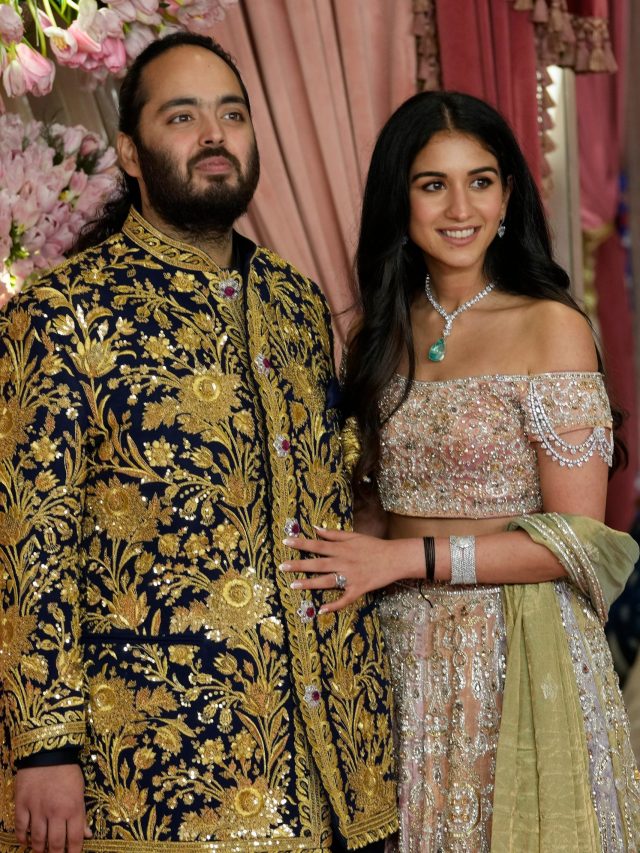 সমুদ্র থেকে এক ঘটি জল! ছেলের বিয়েতে মোট সম্পদের কত শতাংশ খরচ হল মুকেশের?