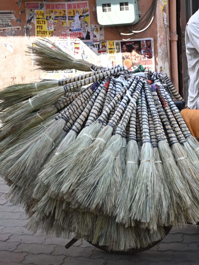 সব পরিশ্রম-কষ্ট হবে নষ্ট, ঘরের এই জায়গায় ঝাড়ু রাখলে সাফল্য আসবেই না