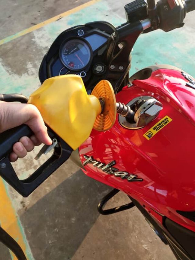 বাইকের বারোটা বাজবে! পেট্রোল পাম্পে এই ৭ ভুল করবেন না