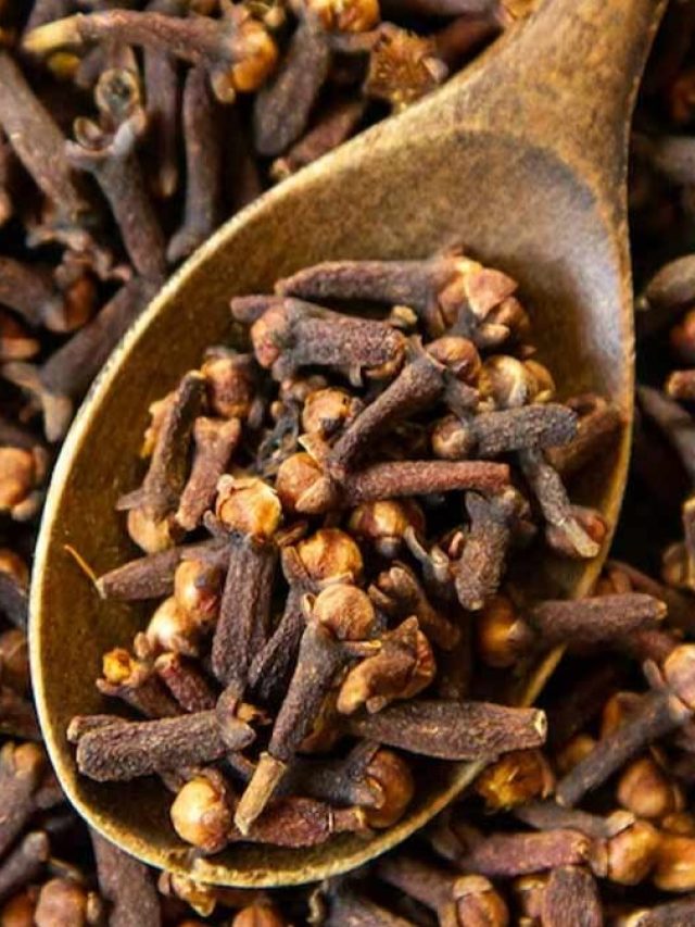 রাতে বালিশের তলায় লবঙ্গ রেখে ঘুমোন, ব্যাস! তাতেই খেলা হবে