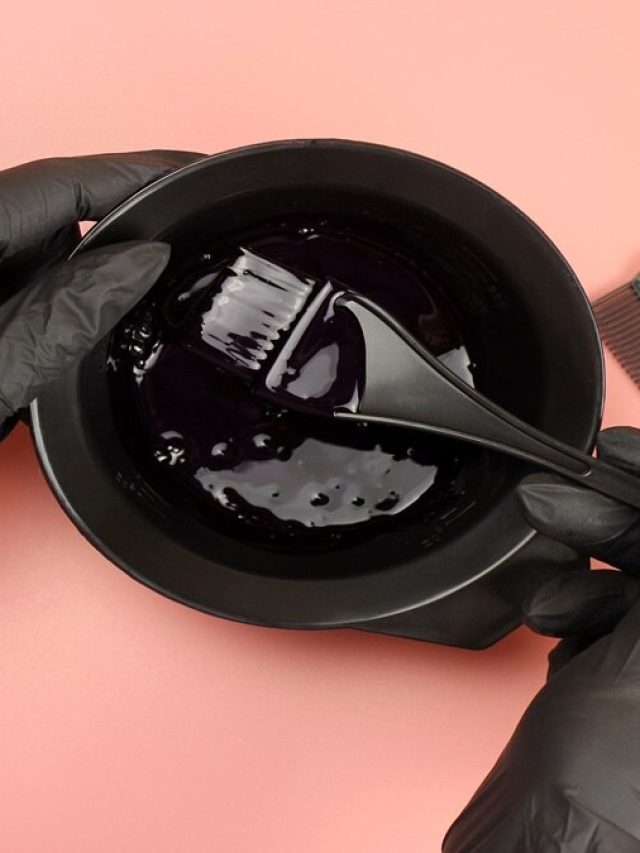 স্যালোঁতে আর যেতে হবে না! এভাবে বড়িতেই কুচকুচে কালো হবে চুল