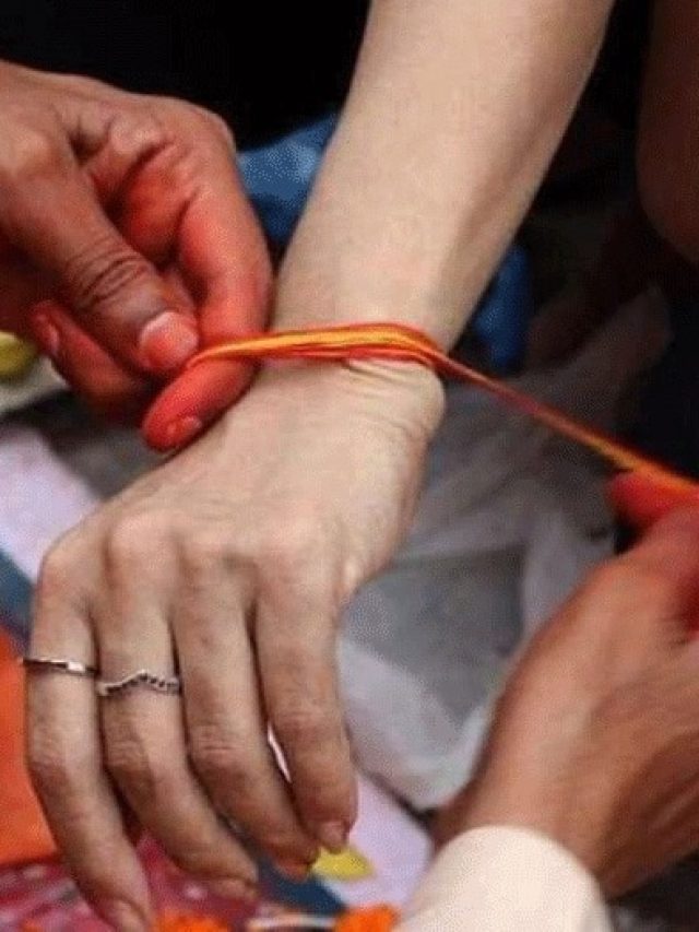 কব্জি না বাহু, কোথায় ধাগা পরলে মেলে বেশি উপকার? পুরোহিতের টিপস