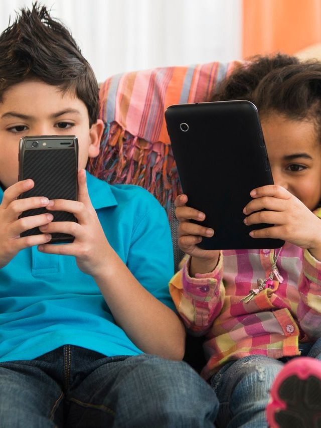 সন্তানের হাতে  মোবাইল দিয়েছেন? এই সেফটি টিপসগুলি শিখিয়ে দেওয়াও খুব জরুরি