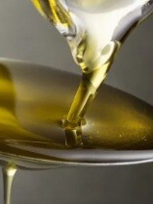 রোজ এক ফোঁটা নারকেল তেল,  বুড়ো হলেও খেলা জমবে