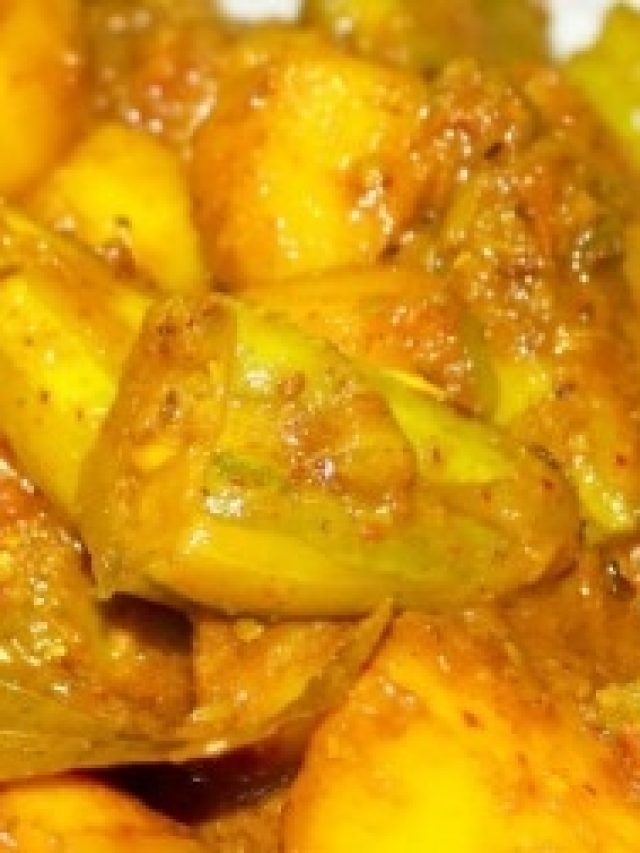 এই ৩ গুঁড়ো মশলা দিন শুধু, ব্যাপক টেস্টি হবে আলু-পটলের তরকারি