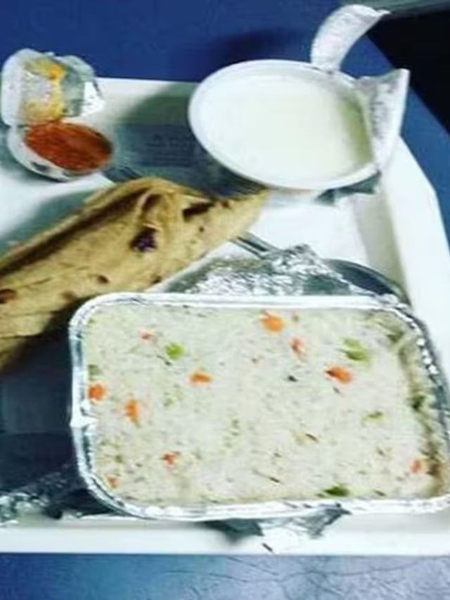 চলন্ত ট্রেনেই পাবেন খাবার, এই নম্বরটি সেভ করুন