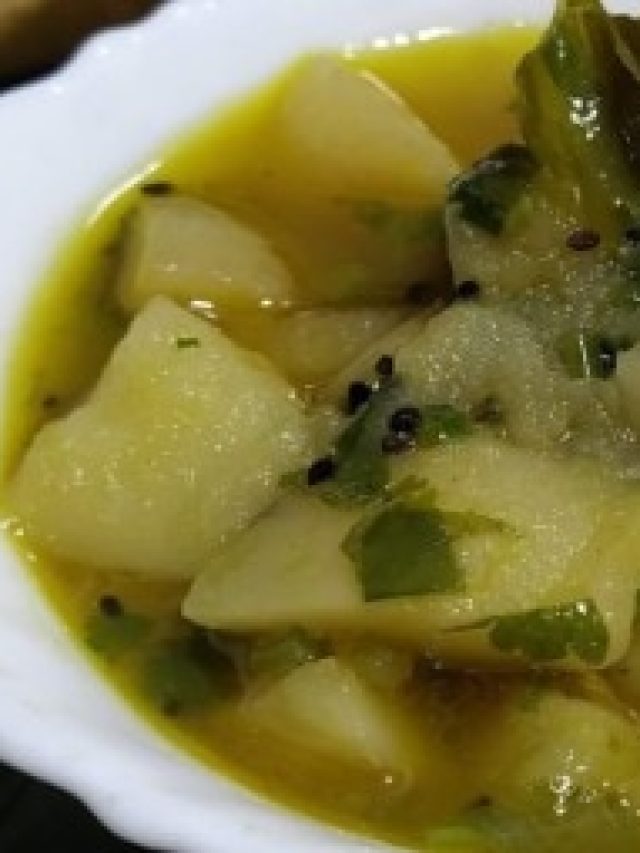 এই মশলা ছড়িয়ে দিন, ব্যাপক খেতে হবে সাদা আলুর তরকারি