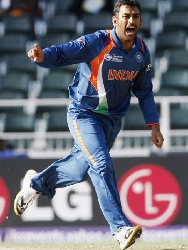 বল হাতে উইকেট তুলে নিয়েছিলেন; জানুন ধোনির কেরিয়ারের অজানা গল্প