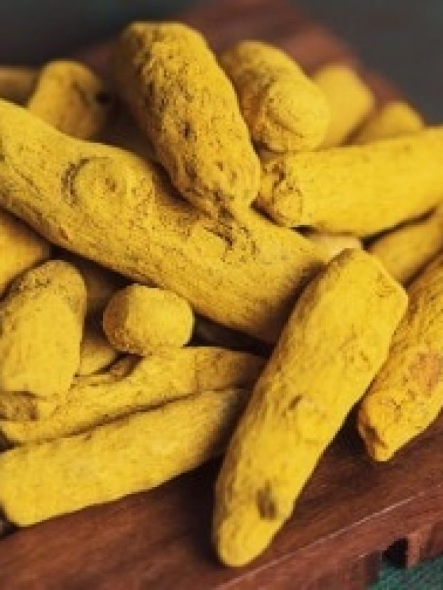 রাতে বালিশের তলায় হলুদ রাখুন, শুরু হবে খেলা