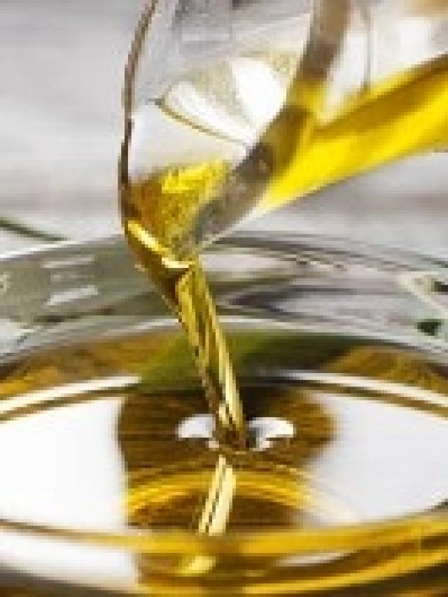 লাগান এক ফোঁটা  নারকেল তেল,  বুড়ো হলেও পাবেন এসব সুখ