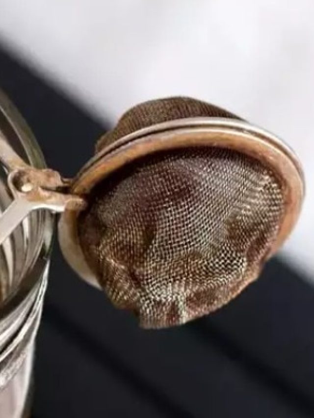 কালচে ছোপ উঠবে ১ মিনিটে, চায়ের  ছাঁকনি সাফ করার নিনজা উপায়