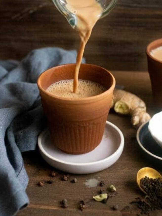 আদা দিয়ে দুধ চা এভাবে বানালেই সবচেয়ে টেস্টি হয়, ঝুমা বউদির টিপস