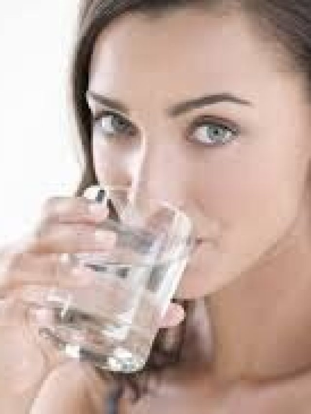 জল খেলেই হবে না, কতটুকু খেলে বিপদ হয় না জানা জরুরি