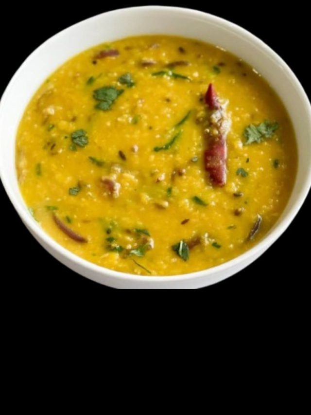 ডাল রান্নার সময় কখন নুন আর হলুদ দেবেন? বেশিরভাগ লোকই জানে না