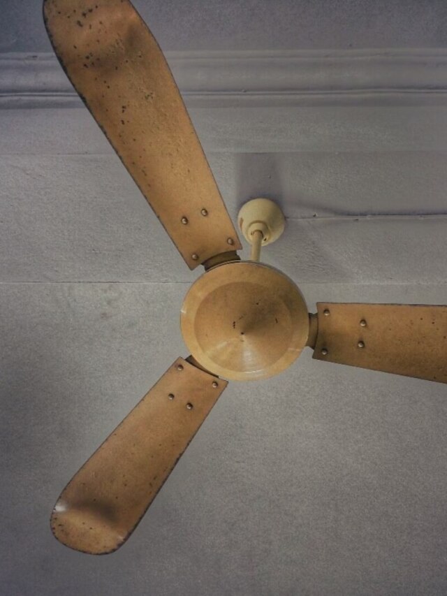 বর্ষায় কমে সিলিং ফ্যানের স্পিড, এই ট্রিকসেই ফুল স্পিডে ঘুরবে