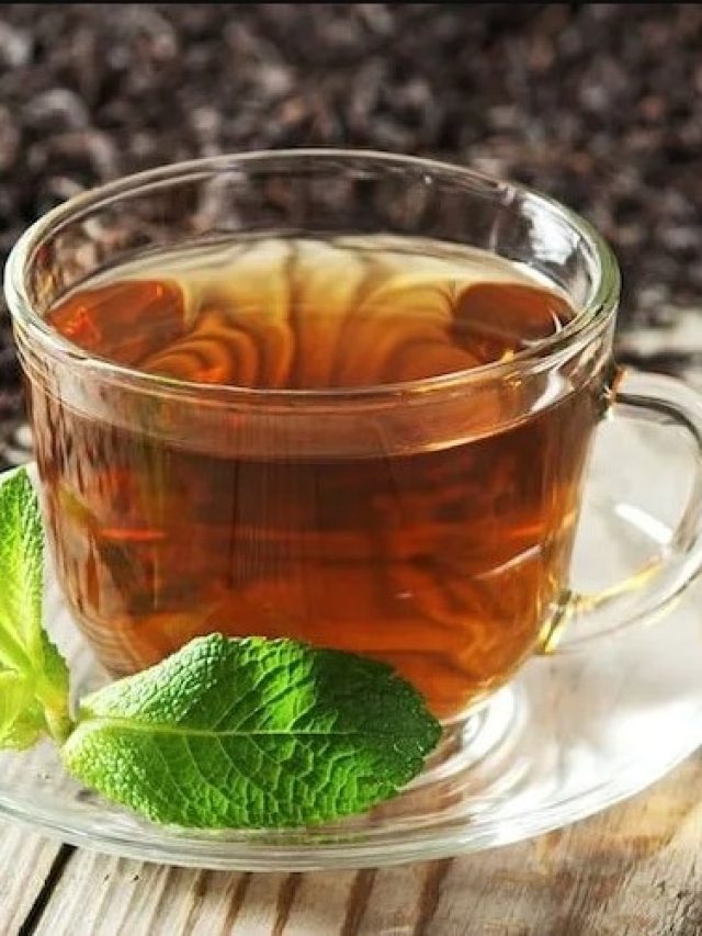 সবাই পারে না, আদা দিয়ে লাল চা এভাবে বানান, চুমুক দিতেই...