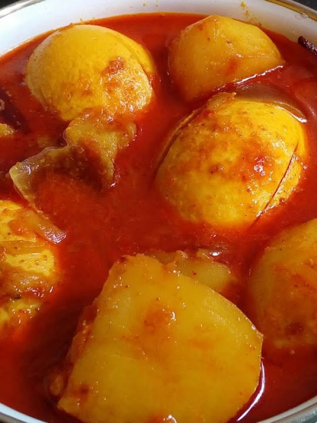 ছোট আলু দিয়ে দেশি মুরগির ডিমের ঝোল, খাস বাঙাল রেসিপি