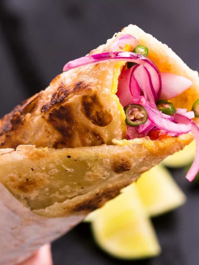 লাল সসে মাখামাখি এগ রোল, শহরের সেরা ৫ ঠিকানা চিনুন