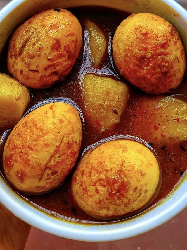 একদম সাধারণ আলু দিয়ে ডিমের ঝোল, বাঙালি বাড়িতে যেরকম হয়