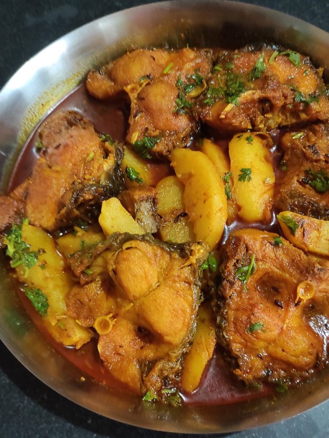 একেবারে সাধারণ মাছের ঝোল, মায়েদের হাতের স্বাদ পাবেন এই ঝোলে