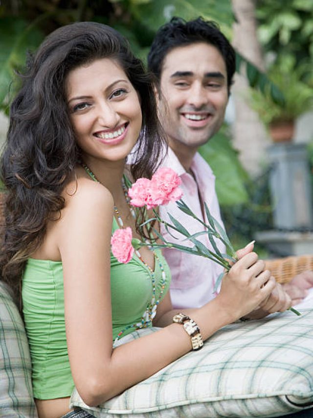 কোনও ছেলে আপনাকে মনে মনে ভালবাসে? এই ৮ লক্ষণেই মেয়েরা বুঝবেন