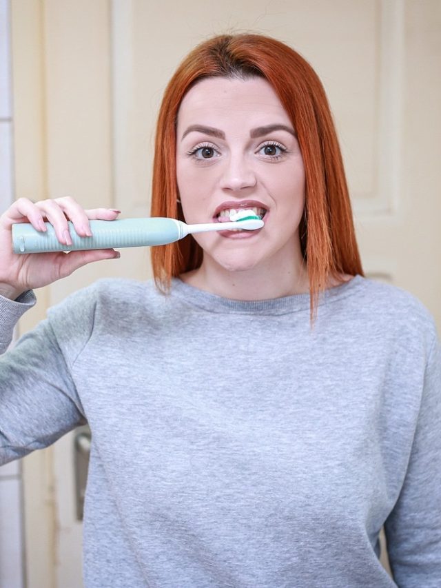 কত দিন পর পর বদলাতে হবে টুথব্রাশ? ডেন্টিস্টের টিপস