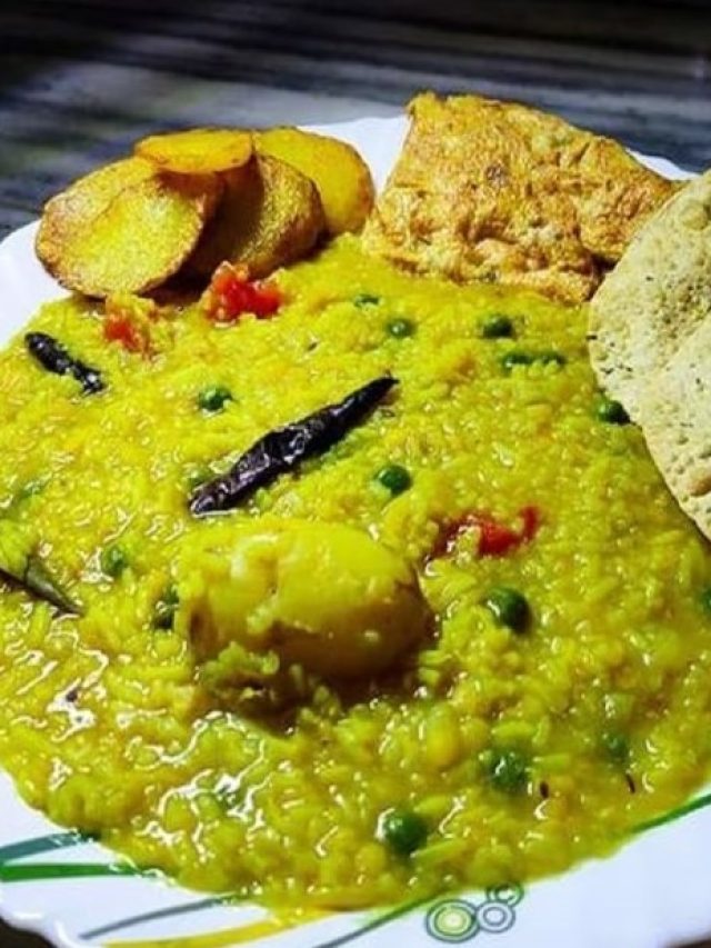 গরম গরম খিচুড়ির স্বাদ আরও বাড়বে, তবে পাতে থাকতে হবে এগুলো