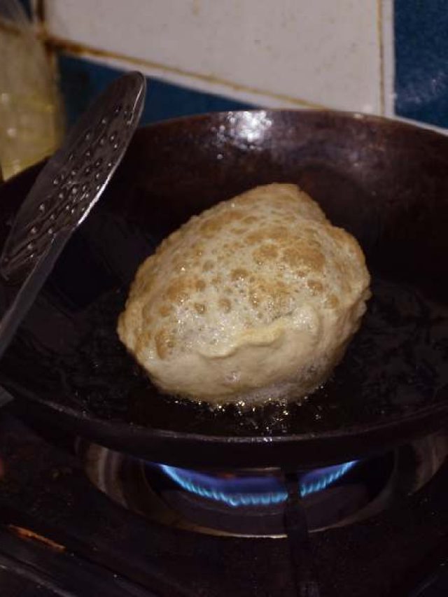 ছাঁকা তেলে ভাজলেও লুচিতে পাবেন না এক ফোঁটাও তেল, ট্রিকসটা জানেনই না