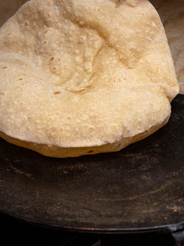 রুটি হবে তুলোর মতোই নরম, আটা মাখার এই ট্রিকস জানেন?