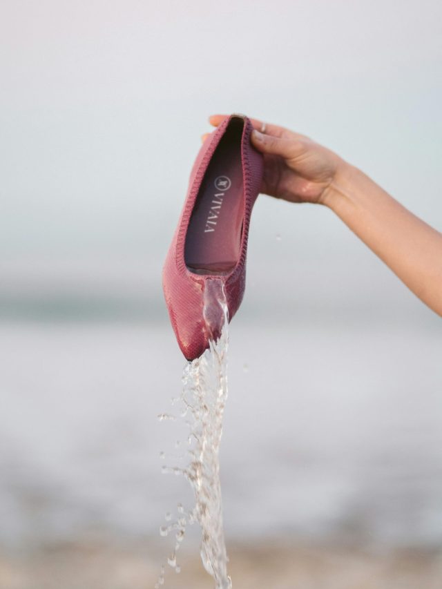 বর্ষায় জুতো ভিজে চুপচুপ করছে? ৪ উপায়ে ৫ মিনিটে শুকোবে