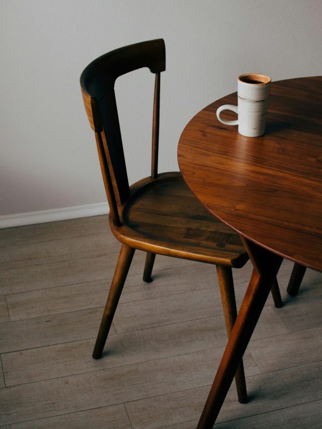 নতুনের মতো চমকাবে কাঠের পুরনো আসবাব, ৫ ট্রিকস জেনে রাখুন