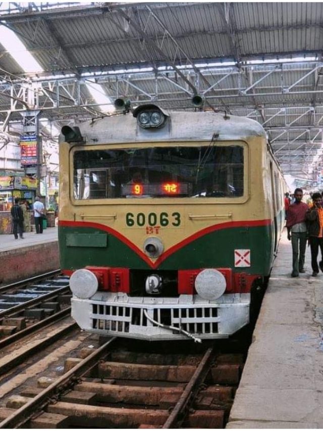 ট্রেনে ডেইলি প্যাসেঞ্জাররা এসব মজার মজার কথা বলে, হেসে লুটোপুটি খাবেন