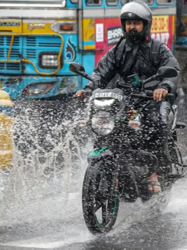 বৃষ্টির দিনে মোটরসাইকেল ভাল রাখতে চান? টিপস দিলেন মেকানিক