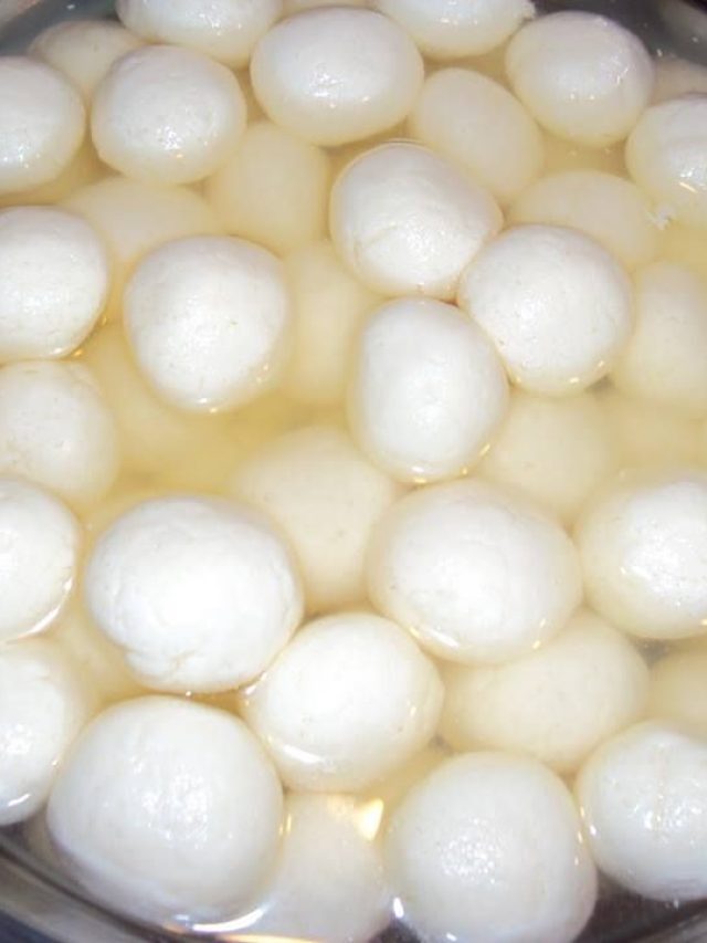 ছানা কাটার ঝামেলা নেই, ১ টা উপকরণেই হবে স্পঞ্জি রসগোল্লা