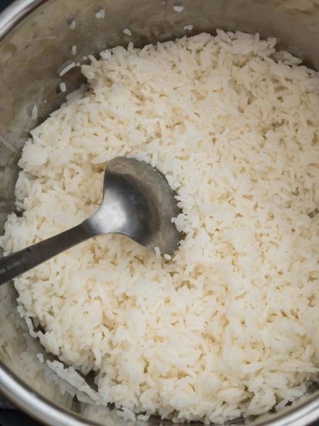 ভাত গলে গ্যালগ্যালে হবে না, প্রেশার কুকারে কটা সিটিতে ঝরঝরে হবে?