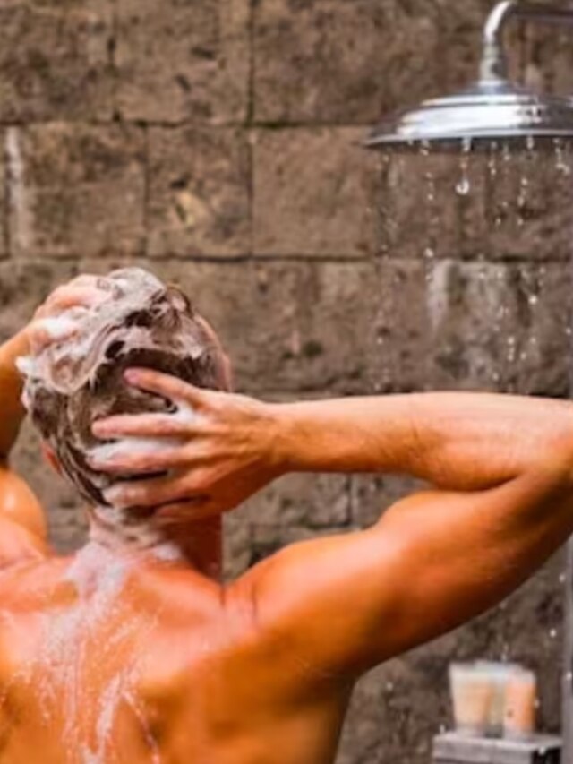 স্নানের পর এই ৫ ভুল করলেই অকালে বুড়ো-বুড়ি হয়ে যাবেন