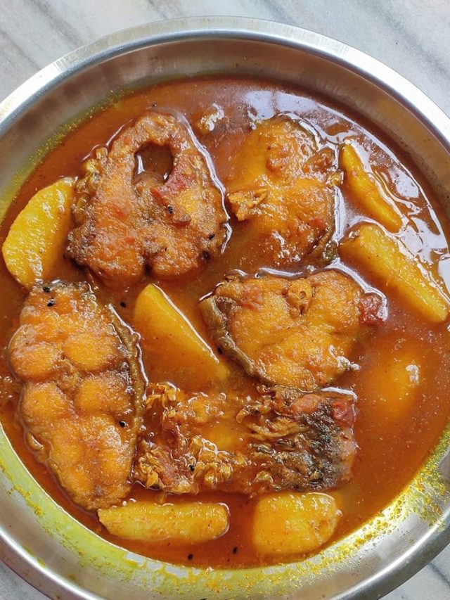 কাঁচকলা-পেঁপে-আলু-বড়ি দিয়ে মাছের ঝোল, এভাবে বানালে মাংস ফেল